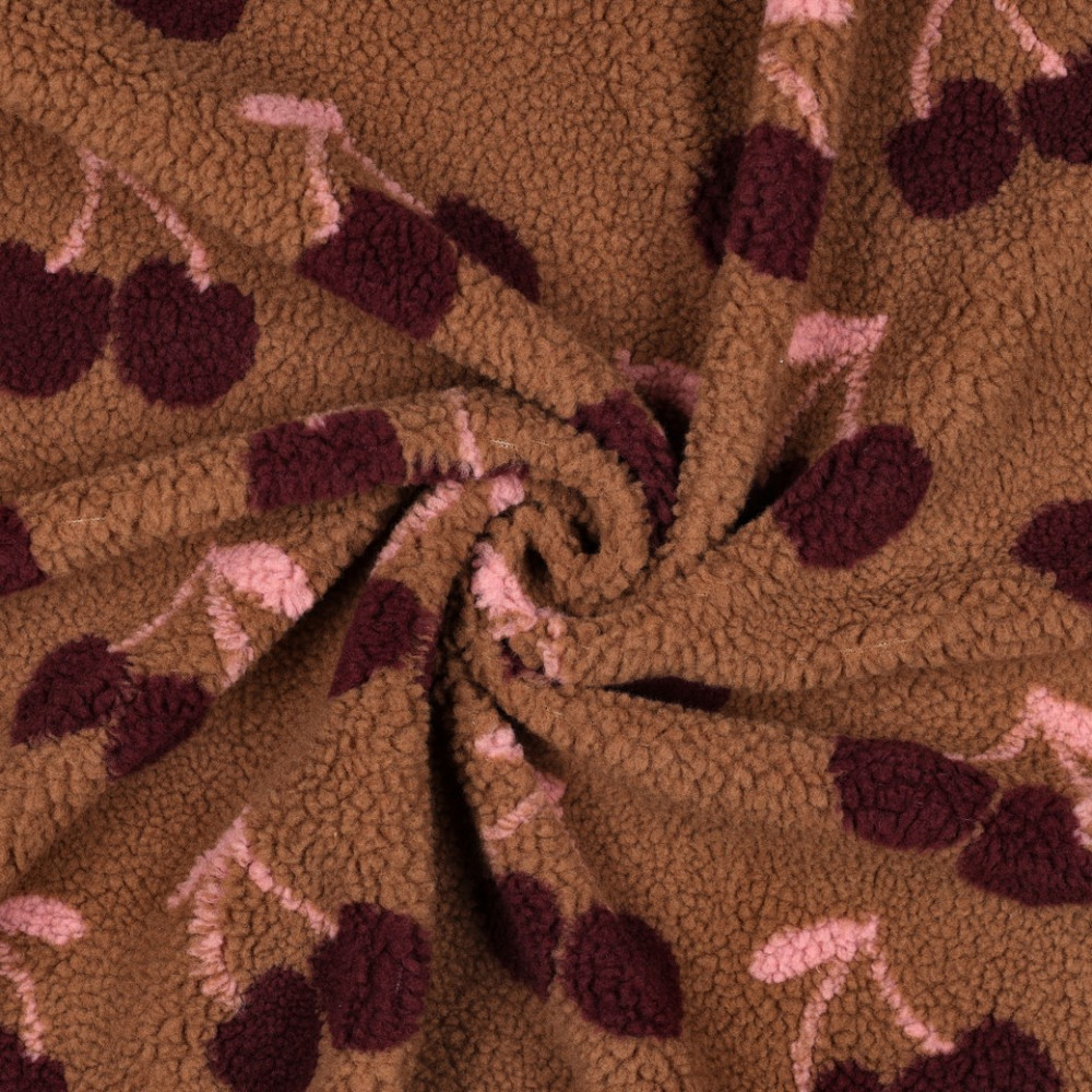 Tissu teddy sherpa imprimé cerises fond marron